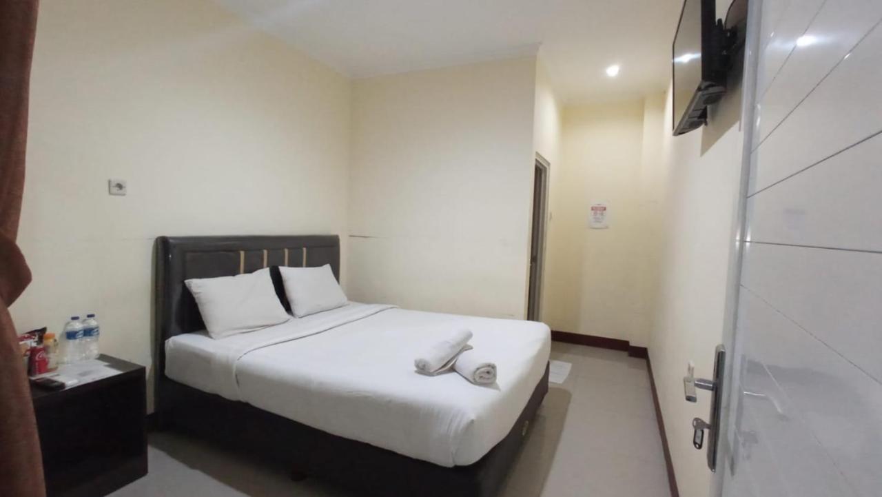 Aquina House Hotel Bogor Exterior photo