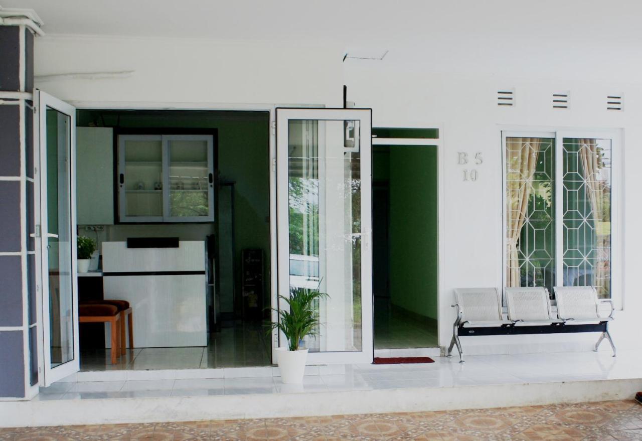 Aquina House Hotel Bogor Exterior photo