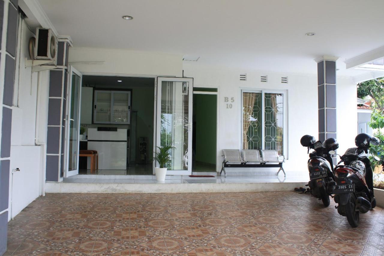 Aquina House Hotel Bogor Exterior photo