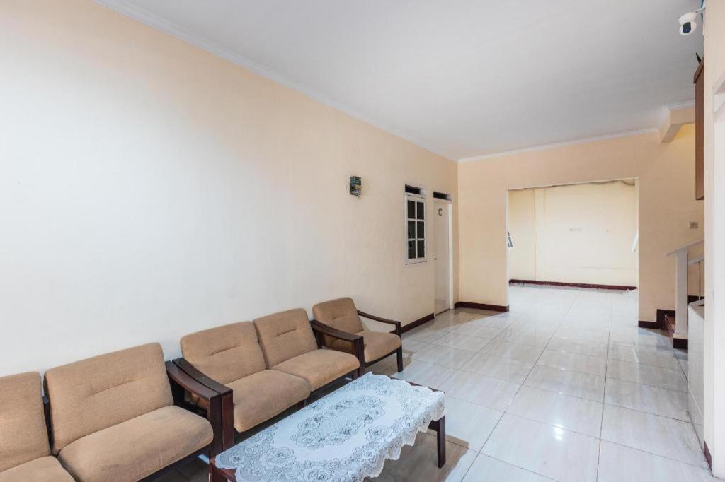 Aquina House Hotel Bogor Exterior photo